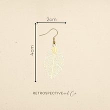 Load image into Gallery viewer, Dainty gold leaf dangle earrings [gold]
