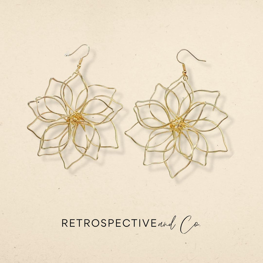 Dainty gold flower dangle earrings [gold]